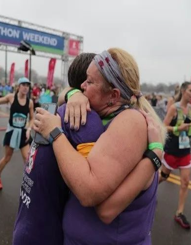 在马拉松终点等待的妈妈：我的孩子10年前曾是癌症患儿