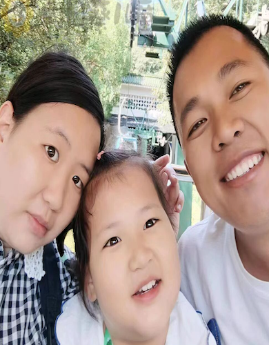 6年前腿里长了“炸弹”的女孩，在妈妈陪伴下已回归校园！